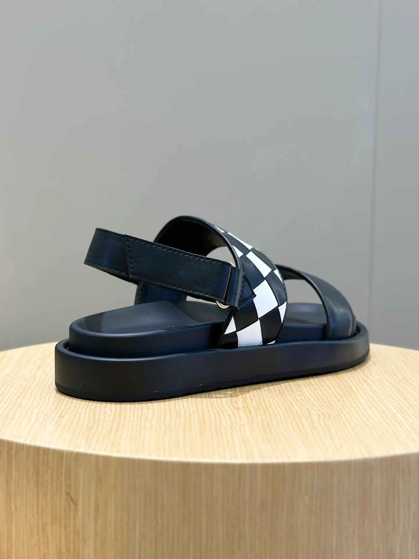 Factory price: 360💰BV hand-woven men's slippers and sandals - suitable for walking. It still emphasizes minimalism and practical wearability, but is full of vivid artistry. Super classic, luxurious and comfortable, imported cowhide + cowhide lining + lightweight outsole Size: 39-44 (customized at 38.45)